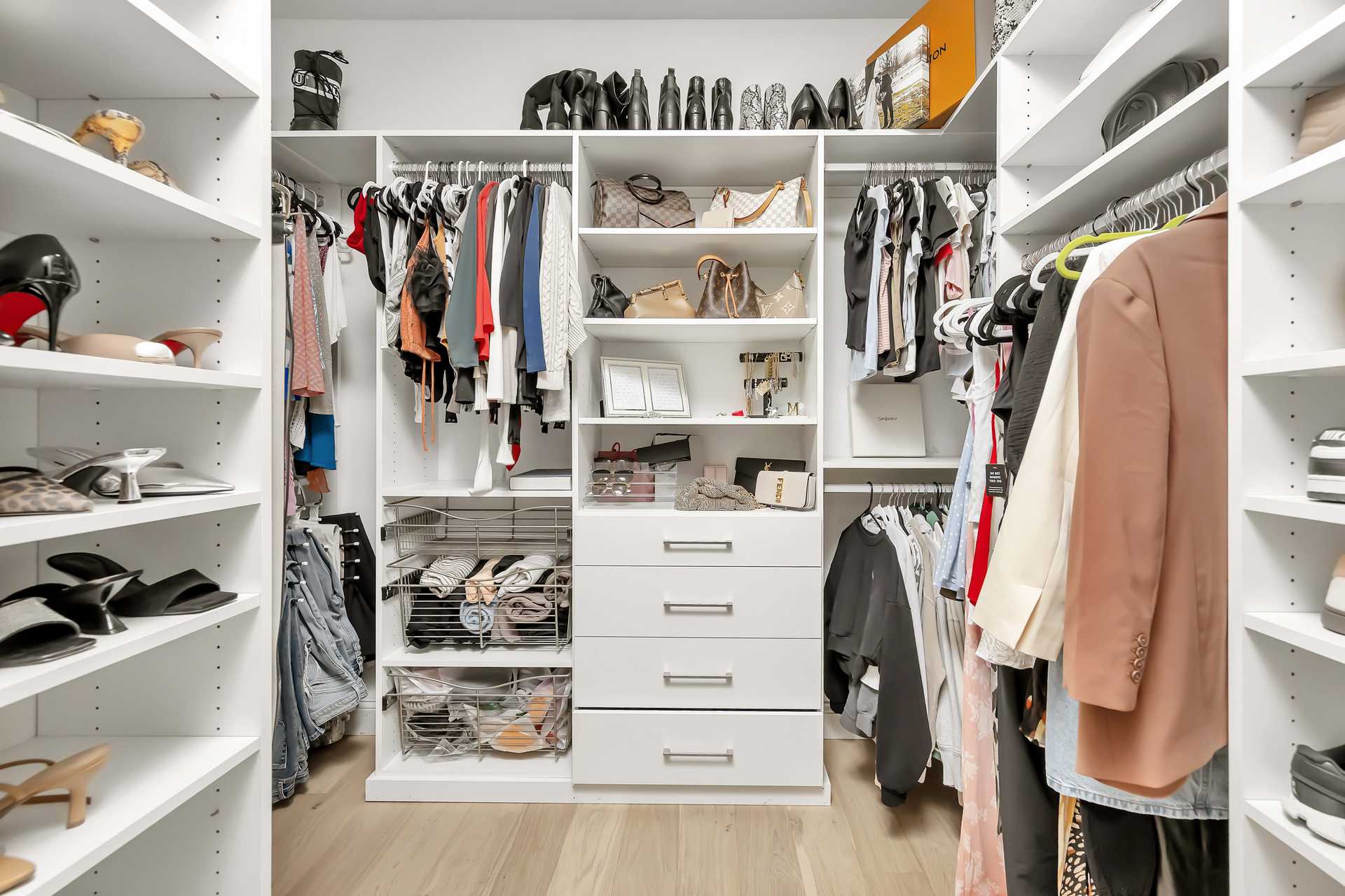 Cloudinary image with public_id: 732d628a-b22e-425c-9e9b-f3873d154a26/cjnbatvceuvvvvhhuz7x